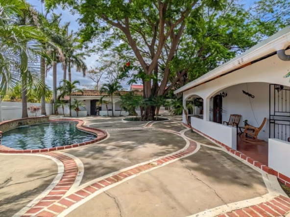 MultiUnit Investment Casa Blanca-entrance