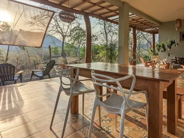 Duplex-Near-Town-Dining-Table-Horizonte-Nica