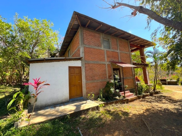 Rustic-House-Horizonte-Nica-13