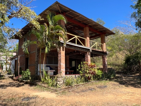 Rustic-House-Horizonte-Nica-15