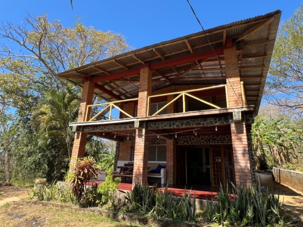 Rustic-House-Horizonte-Nica-17