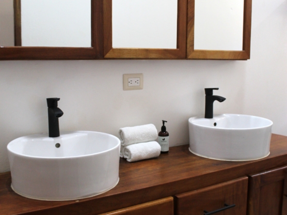 9-Master bathroom