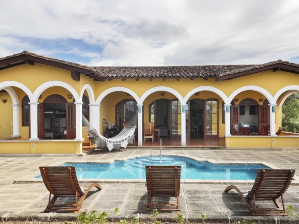 Casa_El_Arbol_de_Limon_Exterior_Back_of_Home_CC