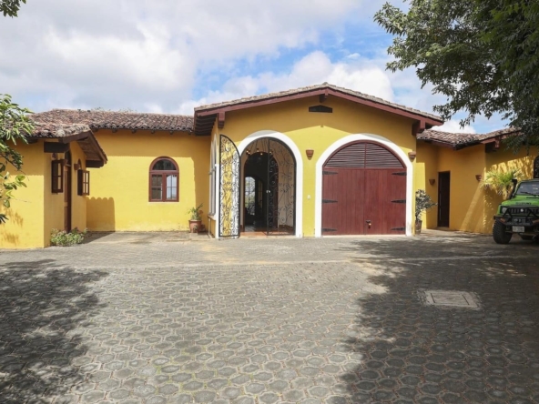 Casa_El_Arbol_de_Limon_Exterior_Front_Angle_1_CC