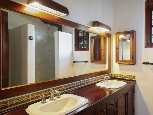 Casa_El_Arbol_de_Limon_Guest_Bathroom_CC