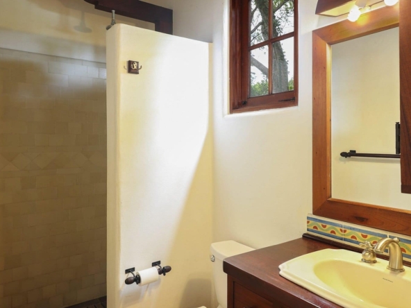 Casa_El_Arbol_de_Limon_Guest_House_Bathroom_CC-scaled
