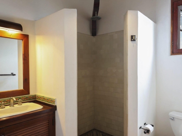 Casa_El_Arbol_de_Limon_Master_Bathroom_CC-scaled