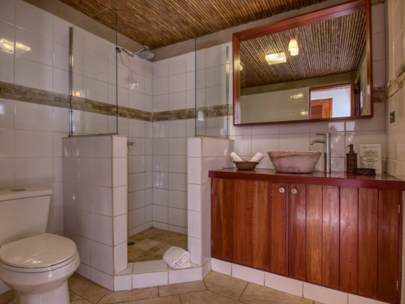 Beachfront-Hotel-Alcazar-Bathroom-1600x1069.jpg