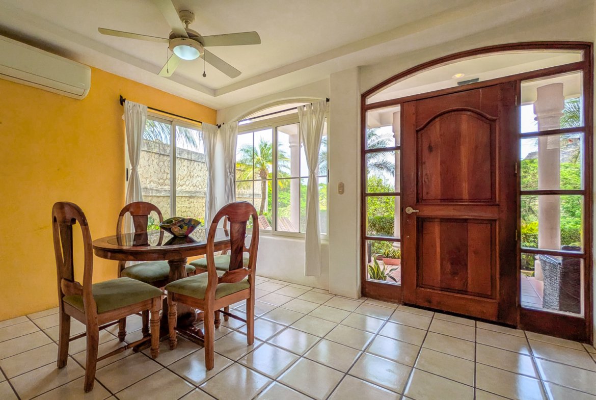 san-juan-del-sur-end-unit-condo-dining-room