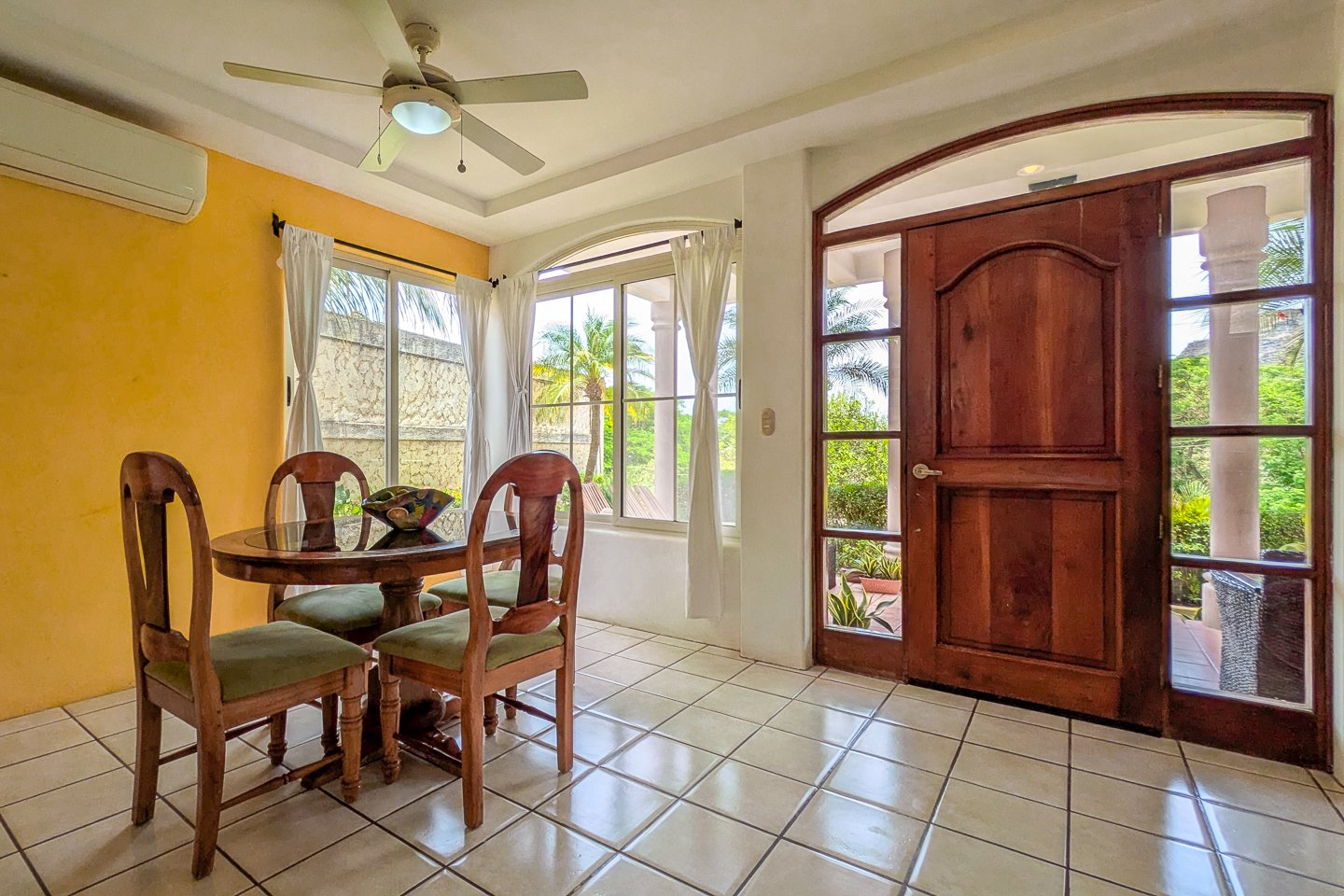 san-juan-del-sur-end-unit-condo-dining-room