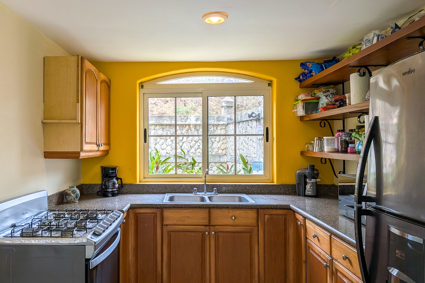 san-juan-del-sur-end-unit-condo-u-shaped-kitchen