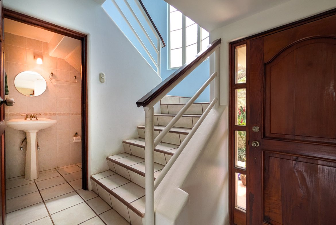 san-juan-del-sur-end-unit-condo-half-bathroom