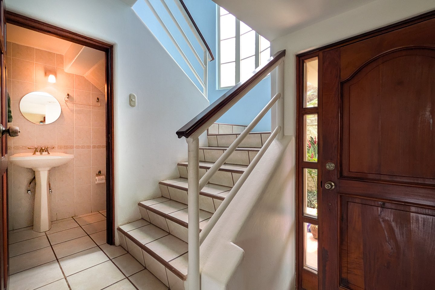 san-juan-del-sur-end-unit-condo-half-bathroom