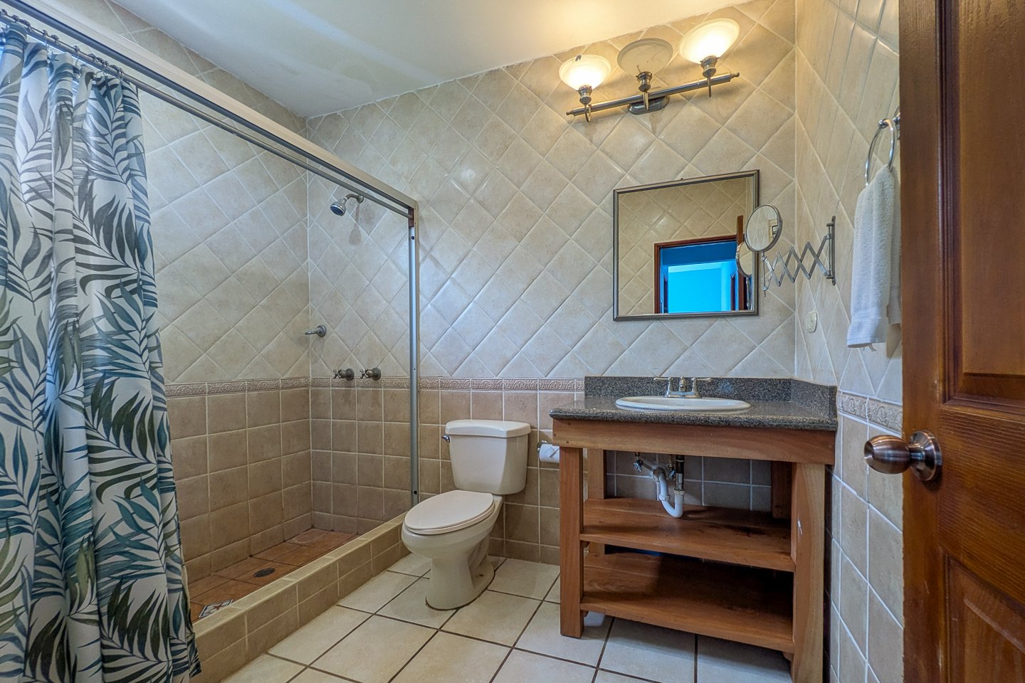 san-juan-del-sur-end-unit-condo-spacious-bathroom