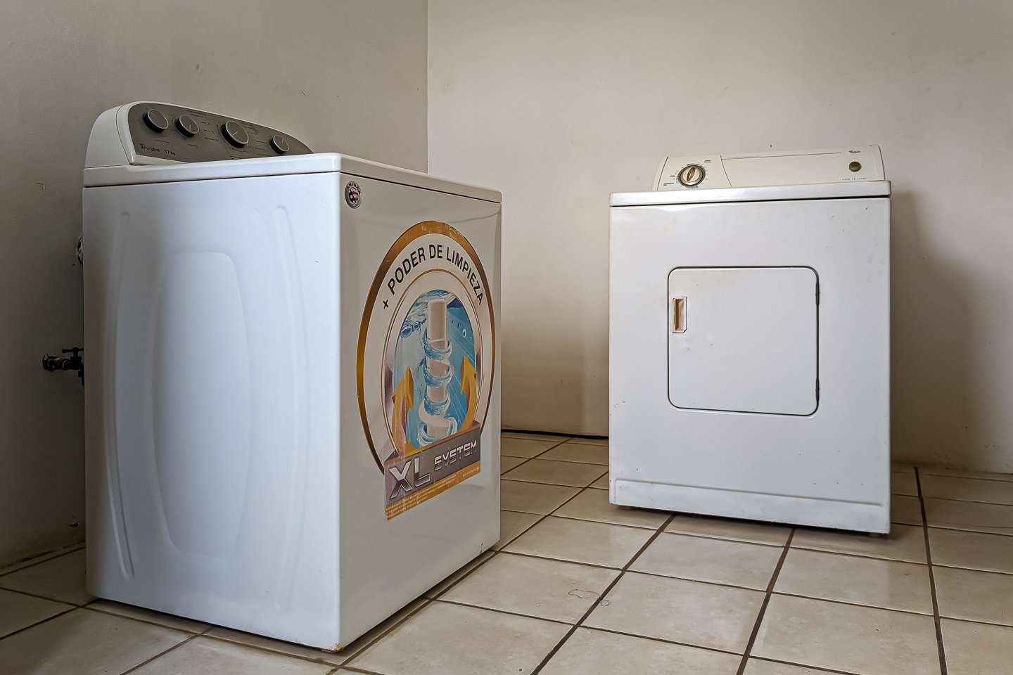 san-juan-del-sur-end-unit-condo-laundry-room