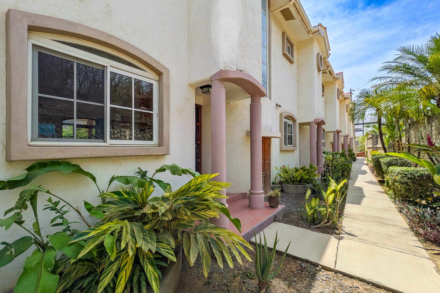 san-juan-del-sur-end-unit-condo-entrance