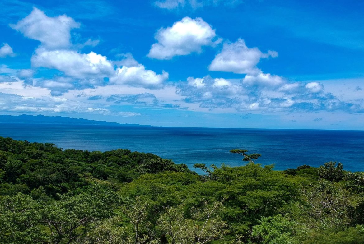 Walking distance to Playa Yankee beach from premium ocean view property