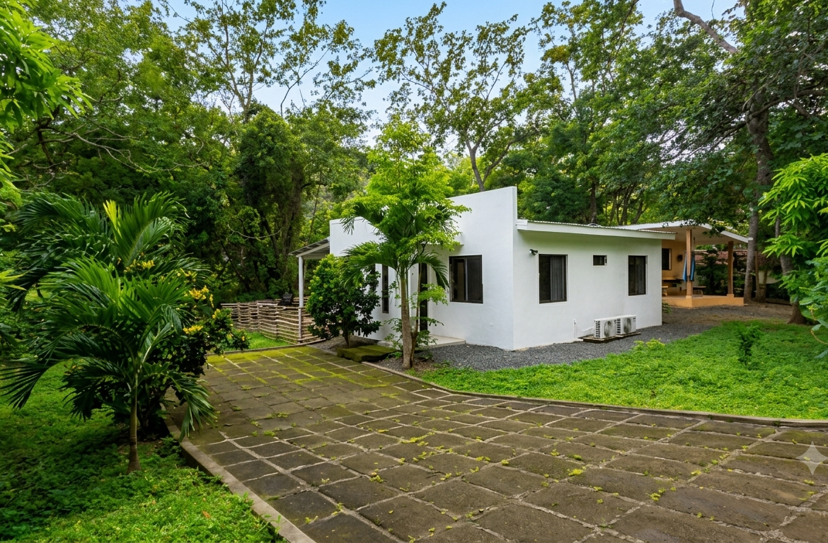 Multi-unit property in Nicaragua with three homes and gardens