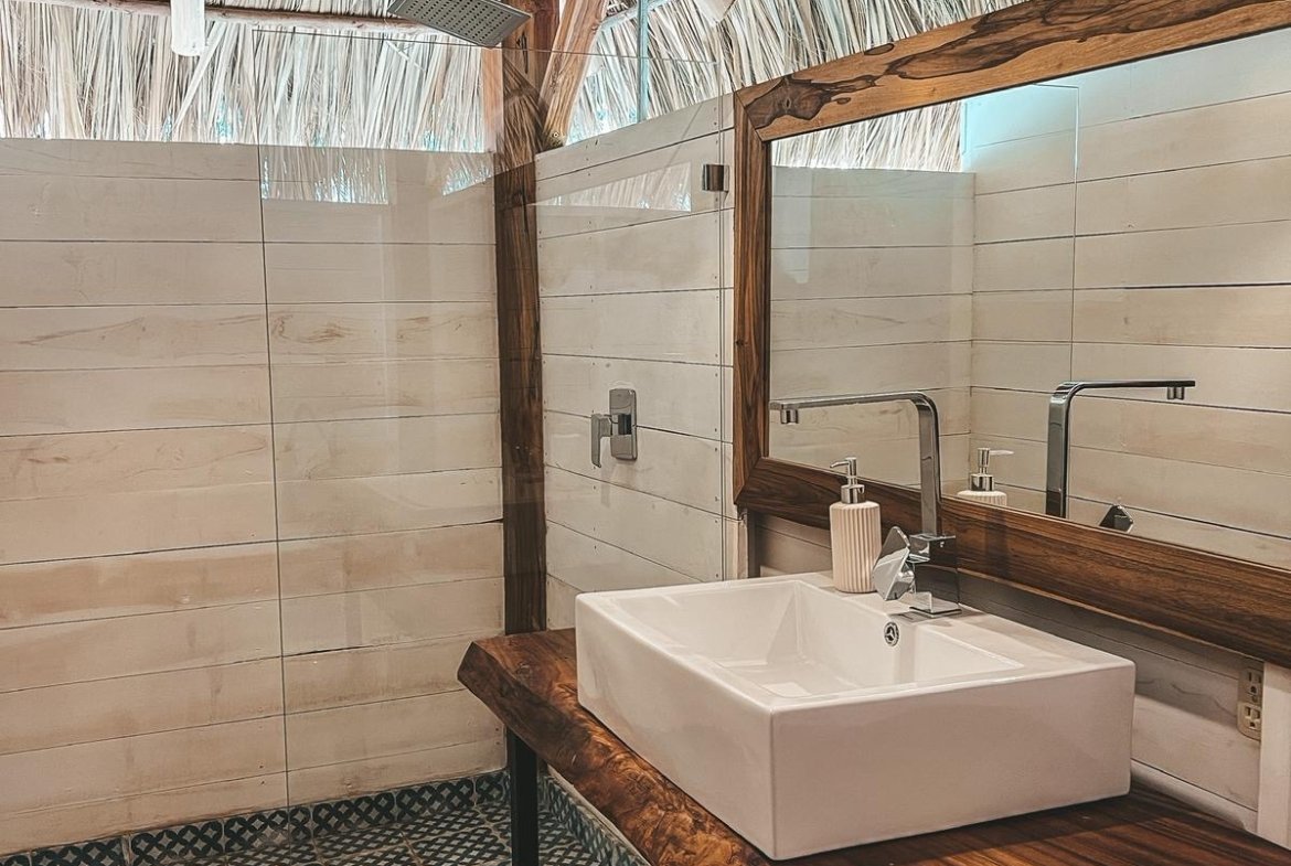 Guest bathroom with tropical design at Monoloko Lodge, Popoyo, Nicaragua